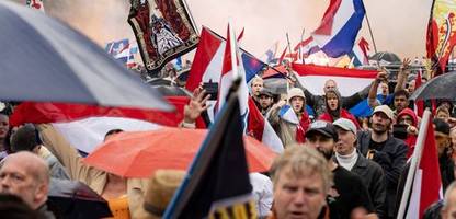 den haag: demonstranten attackieren polizisten mit stöcken und steinen