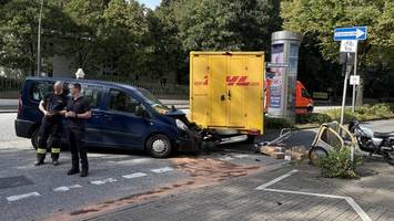 unfall mit dhl-transporter – pakete landen auf der straße