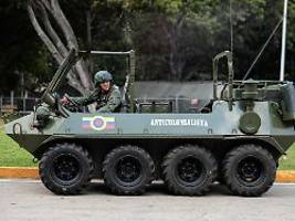 US-Kriegsschiffe vor der Küste: Venezuela schult Zivilisten mit Waffen im ideologischen Denken