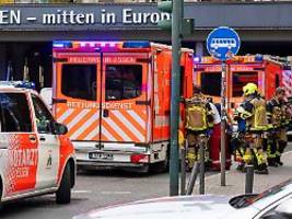 Wird aktuell notoperiert: Frau nach Messerattacke im Essener Hauptbahnhof in Lebensgefahr