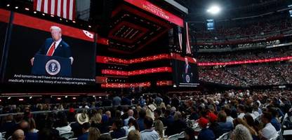 Charlie Kirk: Donald Trump kapert Trauerfeier für Attacke auf politische Gegner