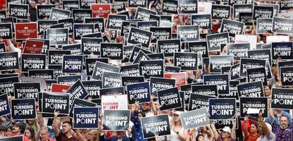 Charlie Kirk: Redner gedenken des getöteten Rechtsextremisten – und werben für seine radikale Organisation