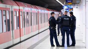 Ehepaar in S-Bahn von zwei Männern attackiert und schwer verletzt