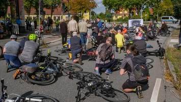 Nach Tod einer Radlerin: 70 Menschen versammeln sich zur Mahnwache