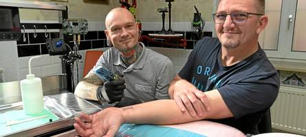 Wie ein Sanduhrtattoo auf das Thema Stammzellenspende aufmerksam machen soll