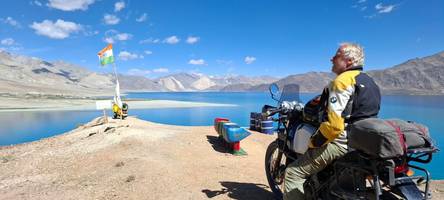Helmut Mayer fährt mit seinem Motorrad durch den Himalaya