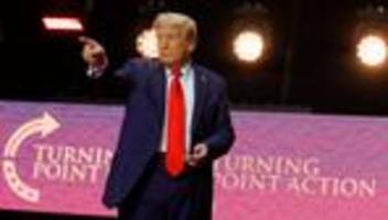 trauerfeier charlie kirk: jd vance und trump bezeichnen kirk als helden und märtyrer