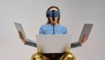 Postbank Digitalstudie 2025 : Deutsche sind im Schnitt knapp 72 Stunden pro Woche online