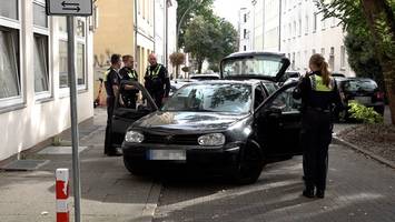 Fahrer rast vor Polizeikontrolle davon – drei Insassen flüchten