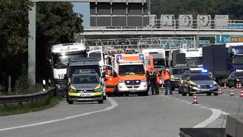 Lkw-Fahrer stirbt auf A1 – Polizei erst lange nach Unfall alarmiert