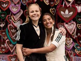 stilkritik: das adidas-dirndl
