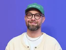 Der hat ja Haare!: Mark Forster legt Kappe und Brille ab