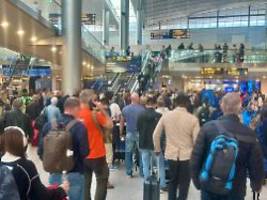 Flugverkehr zeitweise lahmgelegt: Dänemark spricht nach Drohnensichtung von Anschlag auf Infrastruktur