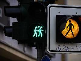 Kann Realität nicht ausblenden: Mann scheitert mit Beschwerde wegen homosexueller Ampelpärchen