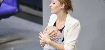 Hanna Steinmüller: Grüne spricht mit Baby vor dem Bauch im Bundestag