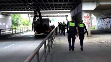 Kran rammt Eisenbahnbrücke – Bahnverkehr unterbrochen
