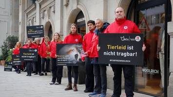 Sylt: Tierrechtler prangern Pelz bei Nobelmarke in Westerland an