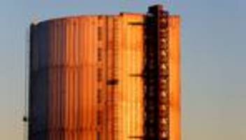 kunstwerke: neue ausstellung: gasometer zeigt riesigen baum aus licht