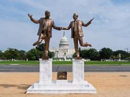 In der Nähe des US-Kapitols: Statue zeigt Trump Hand in Hand mit bestem Freund Epstein