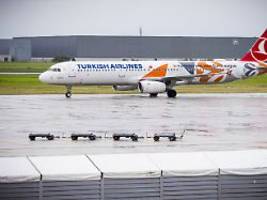 noch etwa 2000 menschen warten: 28 gefährdete afghanen fliegen nach hannover