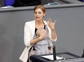Premiere im Bundestag: Hanna Steinmüller nimmt Baby mit ans Rednerpult