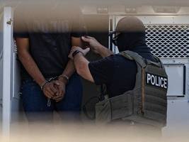 US-Migrationspolitik in Zahlen: Überfallartige Zugriffe, Gruppenverhaftungen, Massenabschiebungen