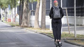 E-Scooter-Fahrerin (16) bei Unfall verletzt – Lkw-Fahrer flüchtet