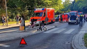 Senior fährt mit Auto Jungen (10) an – Krankenhaus