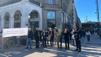 kundgebung gegen kühne-oper parallel zu bürgerschaftsdebatte