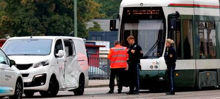 Transporter und Tram kollidieren in Augsburg: Zwei Verletzte und 20.000 Euro Schaden