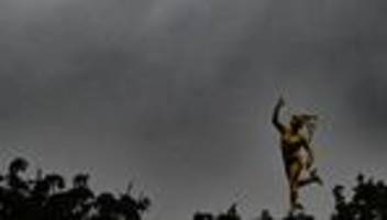 prognose: wolkengrau, schauer und gewitter im südwesten