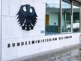 Innenminister will aufrüsten: Dobrindt: Bedrohung durch Drohnen in Deutschland hoch
