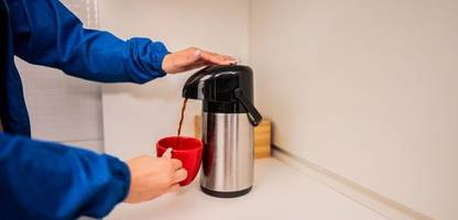 Arbeitsrecht: Kaffeeholen kann unter bestimmten Bedingungen ein Arbeitsunfall sein