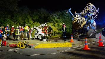 B209: Toyota kracht in Traktor – 19-Jähriger schwer verletzt