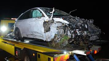 Schwerer Unfall auf A1: Völlig zerstörter Audi landet auf Feld