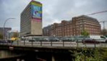 Elbvertiefung: Der tägliche Newsletter aus Hamburg: Ein verlassenes Hochhaus, moderne Kunst, Eingang auf der Rückseite