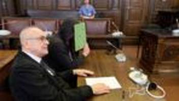 Justiz: Mutter erstochen - Sohn in Psychiatrie eingewiesen