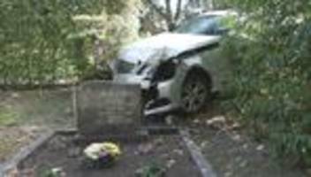 unfall: auto erfasst kind auf fahrrad - und gerät auf friedhof