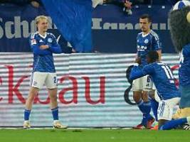 Darmstadt macht Dynamo platt: Erster Heimsieg seit 74 Jahren: Schalke wirft Angstgegner um