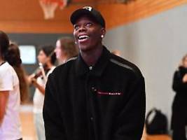 Die Liebe, die er sich wünschte: Dennis Schröder bricht in seiner Heimat in Tränen aus