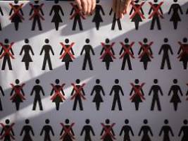 krise im unternehmen: stellenabbau im job? so hilft frühzeitige beratung