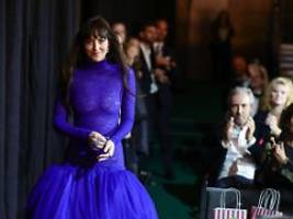 Mal wieder ein Spitzen-Auftritt: Dakota Johnson lässt den BH einfach weg