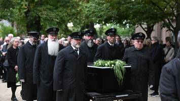 peymanns begräbnis in berlin: konfetti, tränen und gesang
