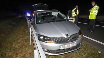 A7: Fahrer rast bewusstlos in Leitplanke – Reanimation auf Fahrbahn