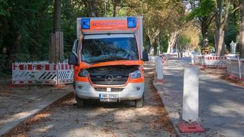 bagger demoliert krankenwagen mit patientin an bord