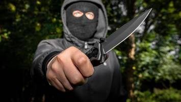 Gruseltat: Kapuzenmann mit Messer überfällt 65-Jährigen im Stadtwald
