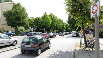 Schwerer Unfall: Kleines Kind an Ampel von Auto erfasst und verletzt