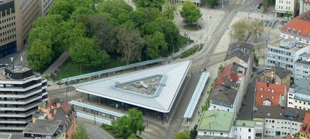 Frau will Verkehr am Augsburger Kö regeln