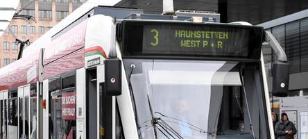 Straßenbahn kollidiert mit Auto: Unfall führt zu Verzögerungen im Nahverkehr
