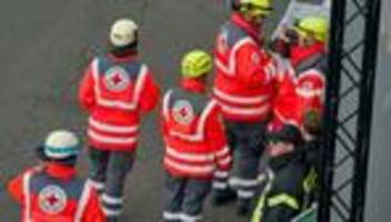 brand- und katastrophenschutz: brand und hochwasser - einsatzkräfte proben den ernstfall